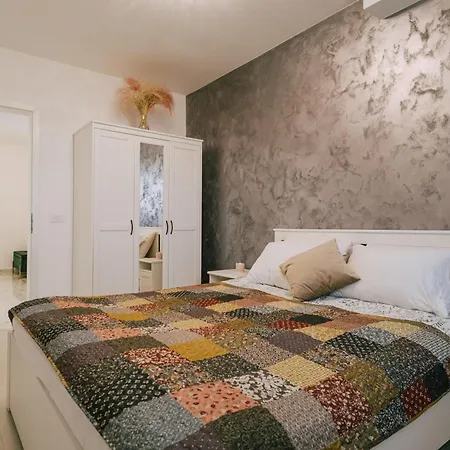 Apartment Golden Reverie *