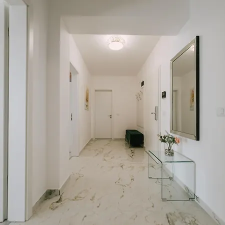 Golden Reverie Apartment *