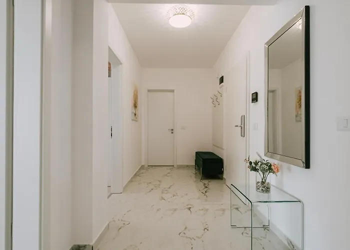 Bohemian Style In New Neighbourhood Coresi Apartamento *